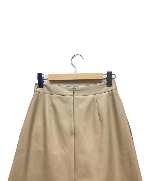 BLUE LABEL CRESTBRIDGE（ブルーレーベルクレストブリッジ）BLUE LABEL CRESTBRIDGE (ブルーレーベルクレストブリッジ) フェイクレザースカート ベージュ サイズ:38 未使用品の古着・服飾アイテム