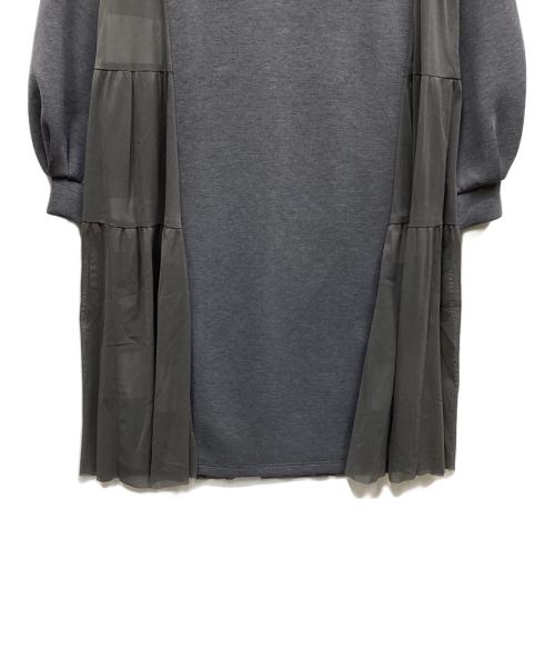 BLUE LABEL CRESTBRIDGE（ブルーレーベルクレストブリッジ）BLUE LABEL CRESTBRIDGE (ブルーレーベルクレストブリッジ) バックチュールポンチドレス グレー サイズ:38の古着・服飾アイテム