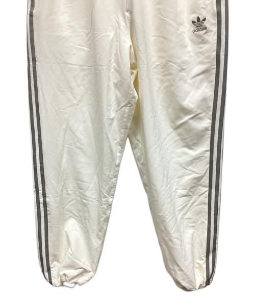 adidas（アディダス）adidas (アディダス) トラックパンツ クリーム サイズ:L 未使用品の古着・服飾アイテム