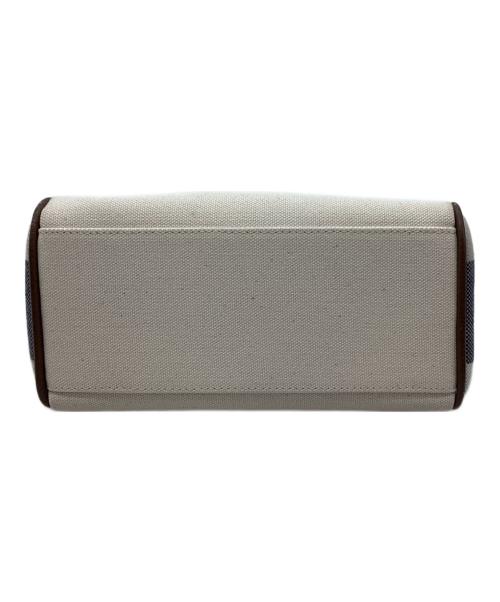 BLUE LABEL CRESTBRIDGE（ブルーレーベルクレストブリッジ）BLUE LABEL CRESTBRIDGE (ブルーレーベルクレストブリッジ) ロゴプリントハトメトート アイボリーの古着・服飾アイテム