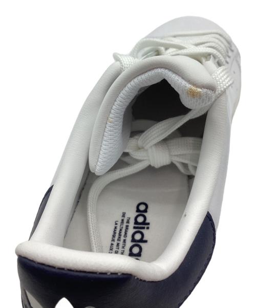 adidas（アディダス）adidas (アディダス) スニーカー ホワイト サイズ:24の古着・服飾アイテム