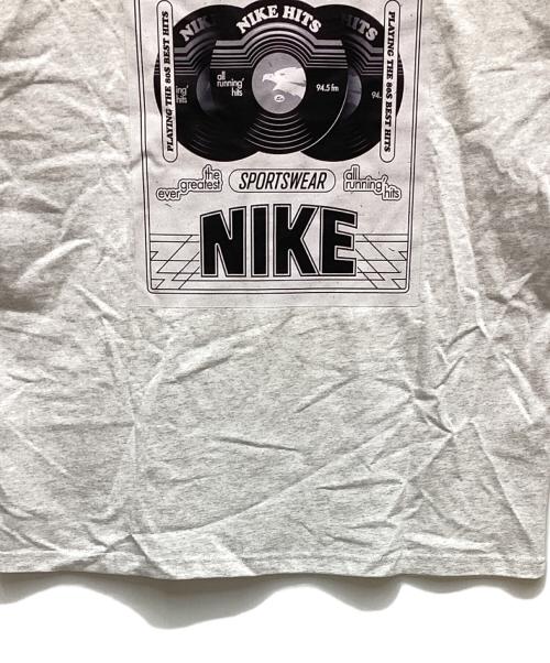 NIKE（ナイキ）NIKE (ナイキ) ストレンジャー・シングス (ストレンジャー・シングス) 半袖Tシャツ グレー サイズ:M 未使用品の古着・服飾アイテム