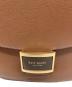 中古・古着 Kate Spade (ケイトスペード) ケイティ テクスチャー ドレザー コンバーチブル サドルバッグ ブラウン：7000円
