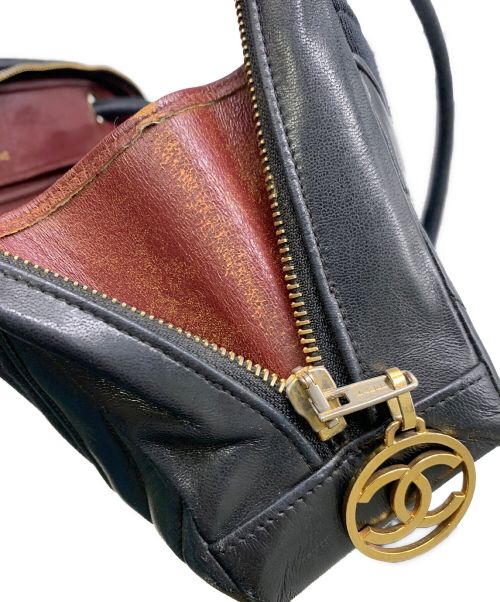 CHANEL（シャネル）CHANEL (シャネル) [OLD]Vステッチショルダーバッグ ブラックの古着・服飾アイテム