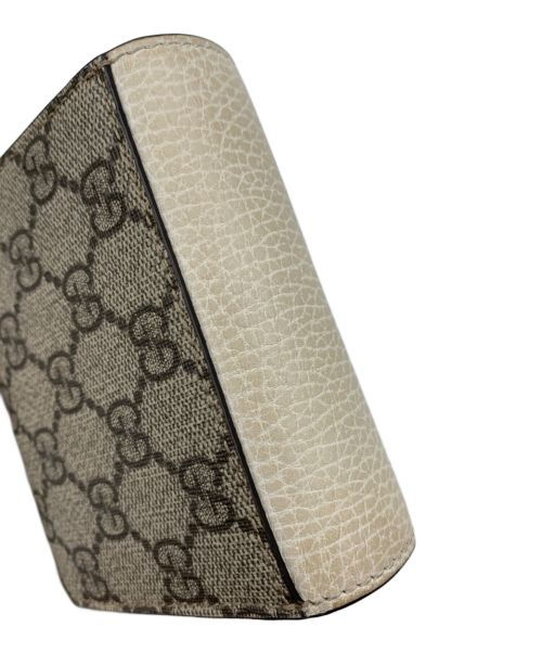 GUCCI（グッチ）GUCCI (グッチ) 2つ折り財布 GG ベージュ×ホワイト ベージュの古着・服飾アイテム