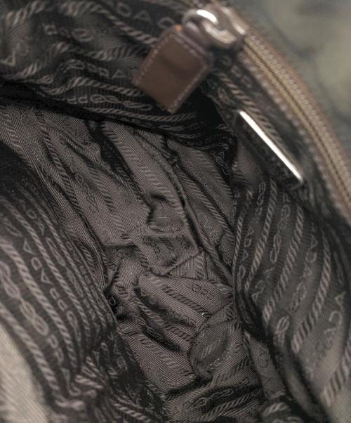 PRADA（プラダ）PRADA (プラダ) ナイロンショルダーバッグ オリーブの古着・服飾アイテム