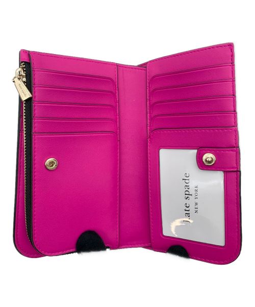 Kate Spade（ケイトスペード）Kate Spade (ケイトスペード) デヴィンフォールポピーズミディアムバイフォールドウォレット ブラック×ピンクの古着・服飾アイテム
