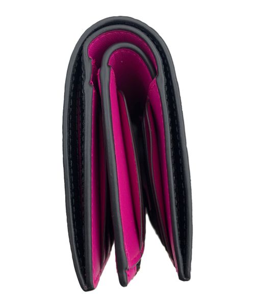 Kate Spade（ケイトスペード）Kate Spade (ケイトスペード) デヴィンフォールポピーズミディアムバイフォールドウォレット ブラック×ピンクの古着・服飾アイテム