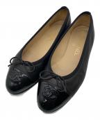 CHANELシャネル）の古着「ココマーク切替パンプス」｜ブラック