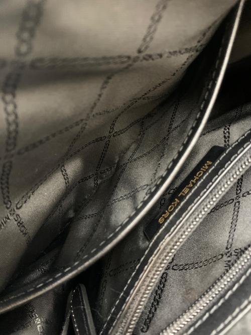 MICHAEL KORS（マイケル・コース）MICHAEL KORS (マイケル・コース) スクエアショルダーバッグ ブラックの古着・服飾アイテム