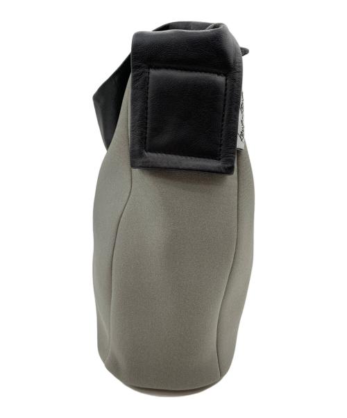 kawa-kawa（カワカワ）kawa-kawa (カワカワ) ear PAPILLONNER (イアパピヨネ) wetワンショルダーバッグ オリーブの古着・服飾アイテム