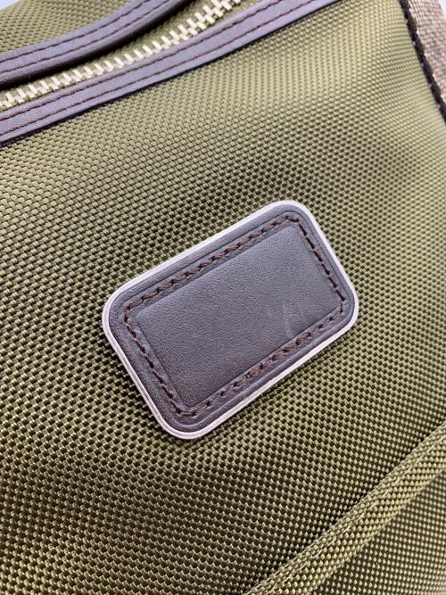 TUMI（トゥミ）TUMI (トゥミ) ショルダーバッグ オリーブの古着・服飾アイテム