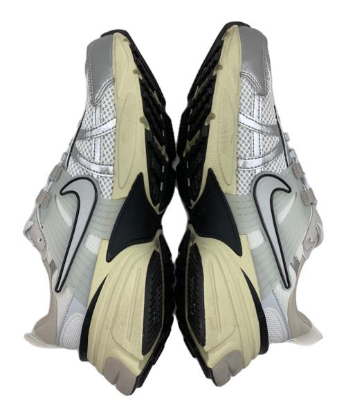 NIKE（ナイキ）NIKE (ナイキ) V2K Run Barely Grape グレー サイズ:25.0㎝の古着・服飾アイテム