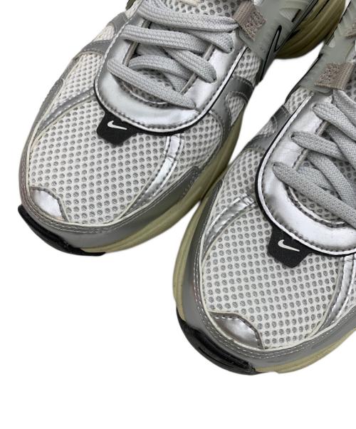 NIKE（ナイキ）NIKE (ナイキ) V2K Run Barely Grape グレー サイズ:25.0㎝の古着・服飾アイテム