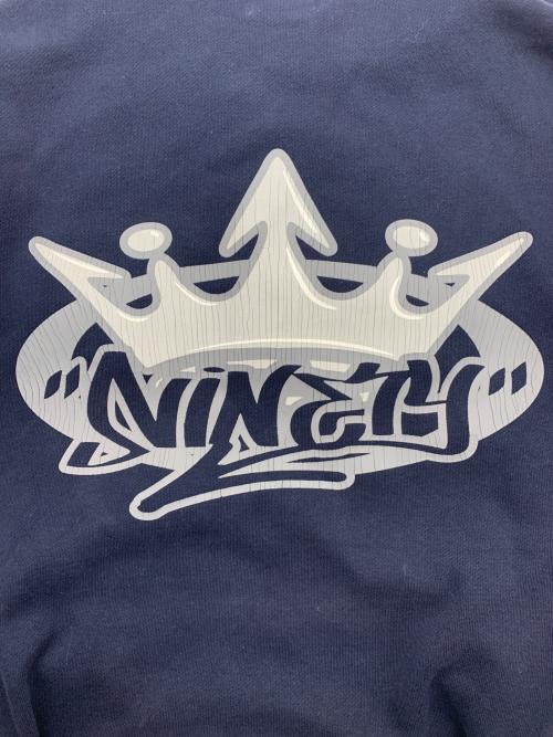 9090（ナインティナインティ）9090 (ナインティナインティ) King Logo Hoodie ネイビー サイズ:XLの古着・服飾アイテム