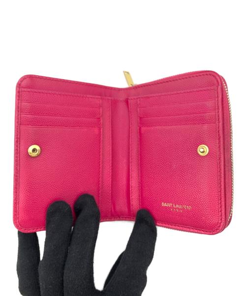 Saint Laurent Paris（サンローランパリ）Saint Laurent Paris (サンローランパリ) Grain De Poudre Matelasse Chevron Compact Zip Wallet ピンクの古着・服飾アイテム