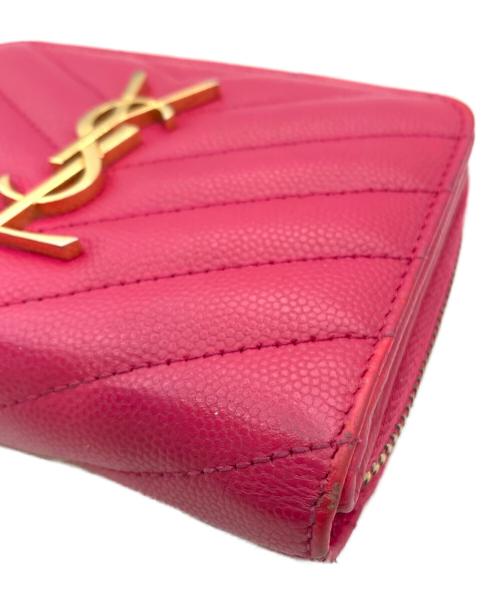 Saint Laurent Paris（サンローランパリ）Saint Laurent Paris (サンローランパリ) Grain De Poudre Matelasse Chevron Compact Zip Wallet ピンクの古着・服飾アイテム