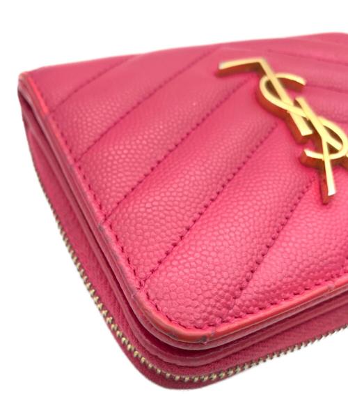 Saint Laurent Paris（サンローランパリ）Saint Laurent Paris (サンローランパリ) Grain De Poudre Matelasse Chevron Compact Zip Wallet ピンクの古着・服飾アイテム