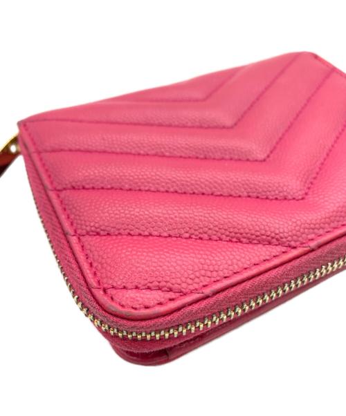 Saint Laurent Paris（サンローランパリ）Saint Laurent Paris (サンローランパリ) Grain De Poudre Matelasse Chevron Compact Zip Wallet ピンクの古着・服飾アイテム