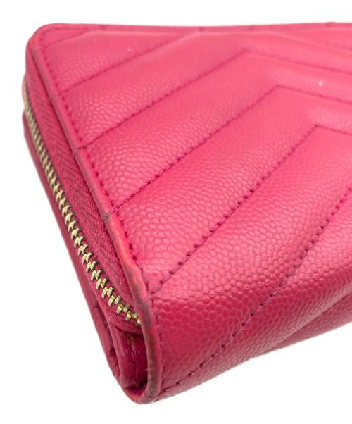 Saint Laurent Paris（サンローランパリ）Saint Laurent Paris (サンローランパリ) Grain De Poudre Matelasse Chevron Compact Zip Wallet ピンクの古着・服飾アイテム