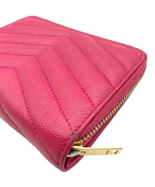 Saint Laurent Paris（サンローランパリ）Saint Laurent Paris (サンローランパリ) Grain De Poudre Matelasse Chevron Compact Zip Wallet ピンクの古着・服飾アイテム