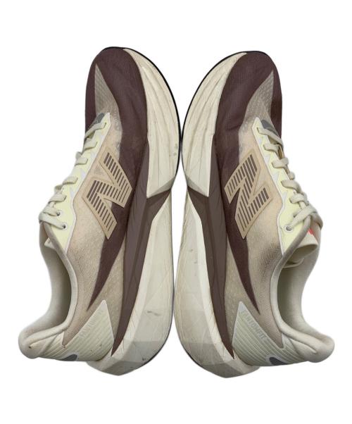 NEW BALANCE（ニューバランス）NEW BALANCE (ニューバランス) FuelCell Rebel v5  ベージュ×ブラウン サイズ:28.5の古着・服飾アイテム