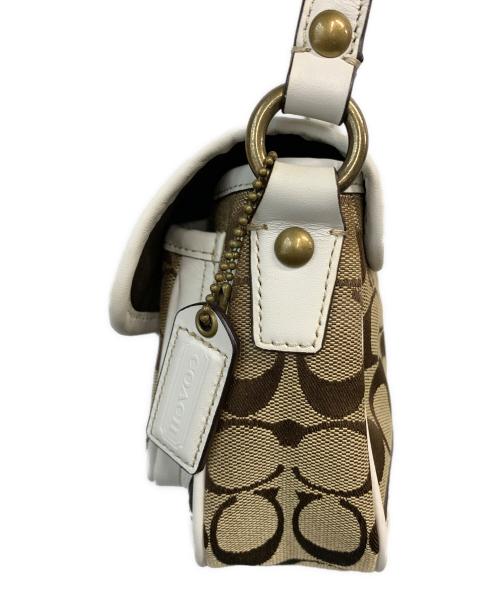 COACH（コーチ）COACH (コーチ) エンボス ショルダーバッグ ベージュ×ホワイトの古着・服飾アイテム