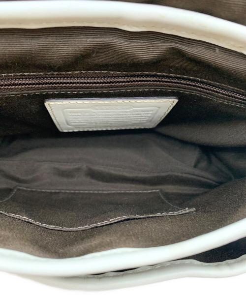 COACH（コーチ）COACH (コーチ) エンボス ショルダーバッグ ベージュ×ホワイトの古着・服飾アイテム
