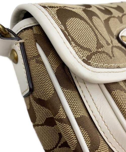 COACH（コーチ）COACH (コーチ) エンボス ショルダーバッグ ベージュ×ホワイトの古着・服飾アイテム