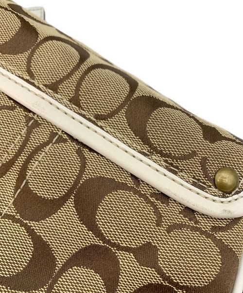 COACH（コーチ）COACH (コーチ) エンボス ショルダーバッグ ベージュ×ホワイトの古着・服飾アイテム