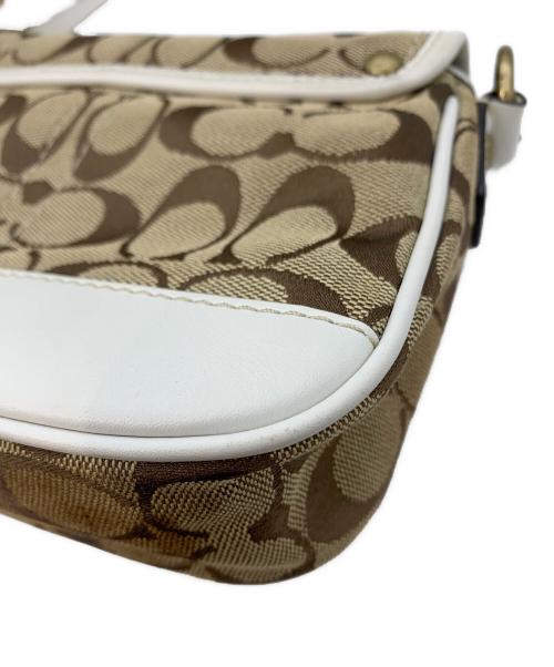 COACH（コーチ）COACH (コーチ) エンボス ショルダーバッグ ベージュ×ホワイトの古着・服飾アイテム