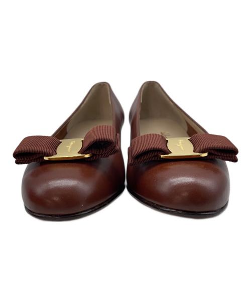 Salvatore Ferragamo（サルヴァトーレ フェラガモ）Salvatore Ferragamo (サルヴァトーレ フェラガモ) ヴァラリボンパンプス ブラウン サイズ:7Cの古着・服飾アイテム