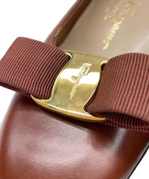 Salvatore Ferragamo（サルヴァトーレ フェラガモ）Salvatore Ferragamo (サルヴァトーレ フェラガモ) ヴァラリボンパンプス ブラウン サイズ:7Cの古着・服飾アイテム