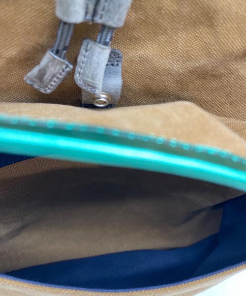 Vivienne Westwood（ヴィヴィアンウエストウッド）Vivienne Westwood (ヴィヴィアンウエストウッド) メタリックミリタリーリュック ベージュの古着・服飾アイテム