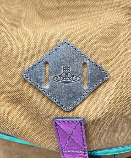 Vivienne Westwood（ヴィヴィアンウエストウッド）Vivienne Westwood (ヴィヴィアンウエストウッド) メタリックミリタリーリュック ベージュの古着・服飾アイテム