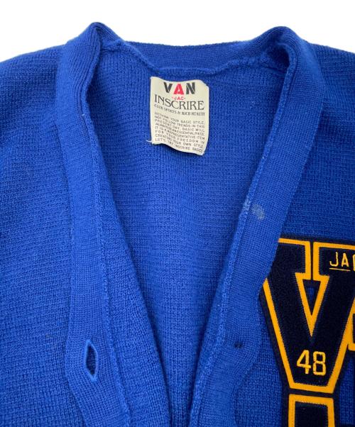 VAN JAC（ヴァン・ヂャケット）VAN JAC (ヴァン・ヂャケット) INSCRIRE (アンスクリア) Lettered Cardigan ブルー サイズ:Ｍの古着・服飾アイテム
