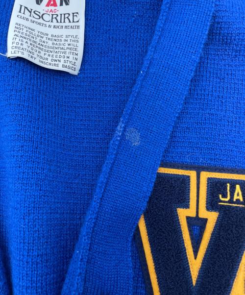 VAN JAC（ヴァン・ヂャケット）VAN JAC (ヴァン・ヂャケット) INSCRIRE (アンスクリア) Lettered Cardigan ブルー サイズ:Ｍの古着・服飾アイテム