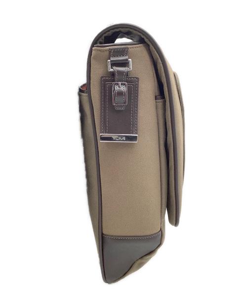 TUMI（トゥミ）TUMI (トゥミ) フラップショルダーバッグ ベージュの古着・服飾アイテム