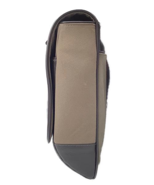 TUMI（トゥミ）TUMI (トゥミ) フラップショルダーバッグ ベージュの古着・服飾アイテム