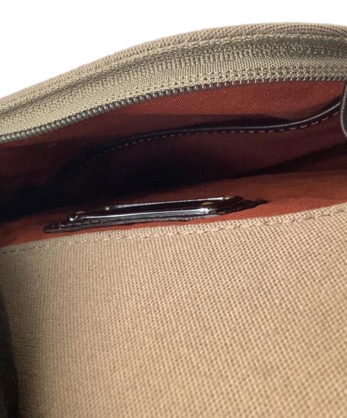TUMI（トゥミ）TUMI (トゥミ) フラップショルダーバッグ ベージュの古着・服飾アイテム