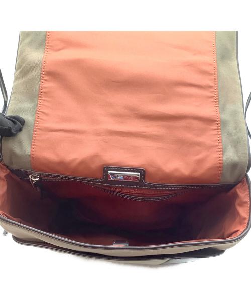 TUMI（トゥミ）TUMI (トゥミ) フラップショルダーバッグ ベージュの古着・服飾アイテム
