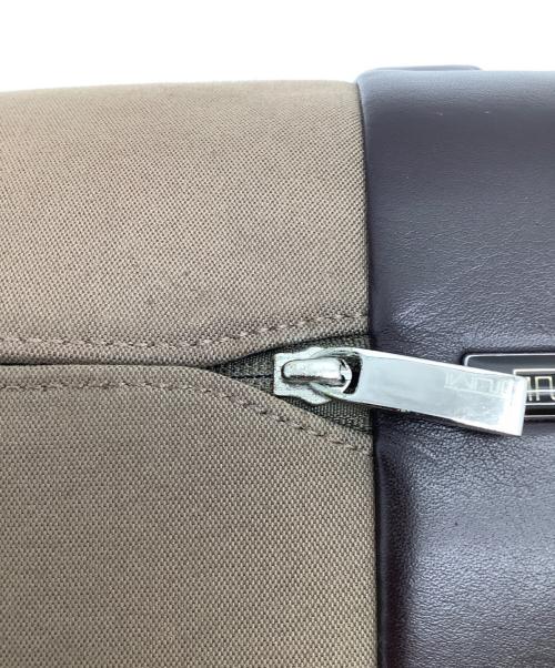 TUMI（トゥミ）TUMI (トゥミ) フラップショルダーバッグ ベージュの古着・服飾アイテム