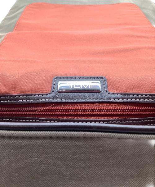 TUMI（トゥミ）TUMI (トゥミ) フラップショルダーバッグ ベージュの古着・服飾アイテム