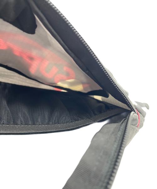 SUPREME（シュプリーム）SUPREME (シュプリーム) スリングバッグ ホワイト×レッドの古着・服飾アイテム