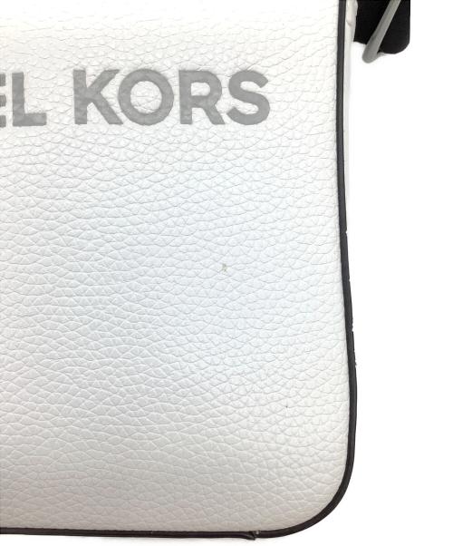 MICHAEL KORS（マイケルコース）MICHAEL KORS (マイケルコース) COOPER　ショルダーバッグ ホワイトの古着・服飾アイテム