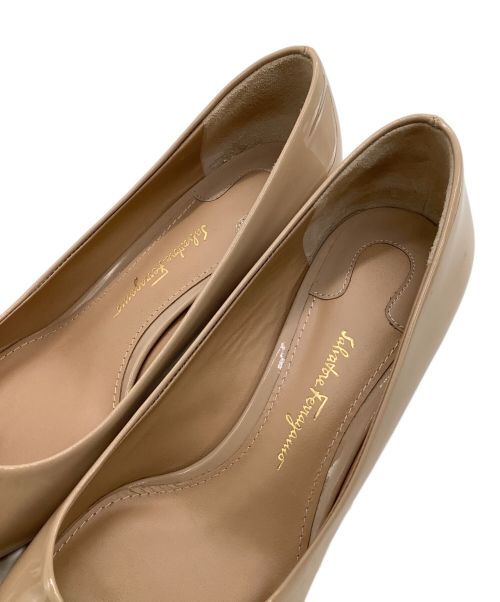 Salvatore Ferragamo（サルヴァトーレ フェラガモ）Salvatore Ferragamo (サルヴァトーレ フェラガモ) ヒールパンプス ベージュ サイズ:4D 未使用品の古着・服飾アイテム