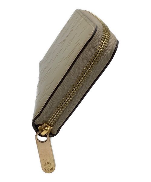LOUIS VUITTON（ルイ ヴィトン）LOUIS VUITTON (ルイ ヴィトン) ラウンドファスナー財布 ヴェルニ ジッピー ウォレット ベージュプードルの古着・服飾アイテム