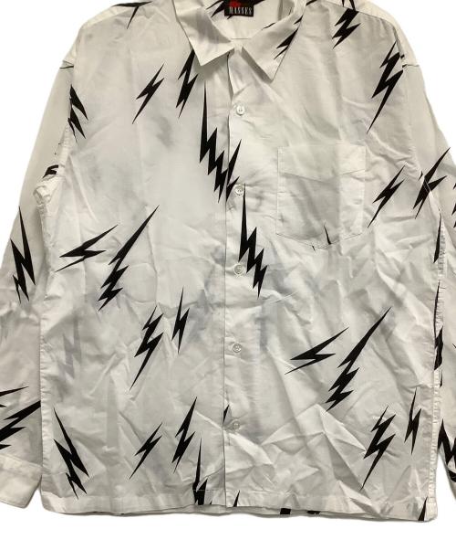 MASSES（マシス）MASSES (マシス) シャツ LIGHATNING SHIRTS ホワイト×ブラック サイズ:Mの古着・服飾アイテム