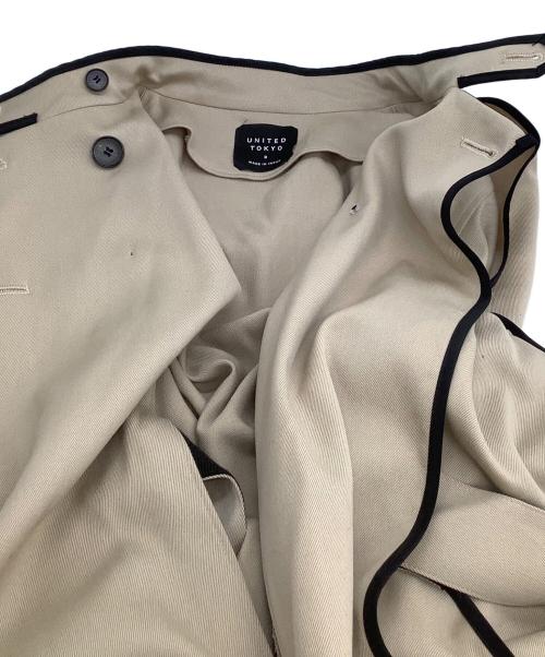 UNITED TOKYO（ユナイテッドトーキョー）UNITED TOKYO (ユナイテッドトーキョー) オブリークカッティングケープコート ベージュの古着・服飾アイテム