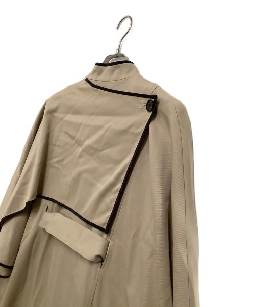 UNITED TOKYO（ユナイテッドトーキョー）UNITED TOKYO (ユナイテッドトーキョー) オブリークカッティングケープコート ベージュの古着・服飾アイテム